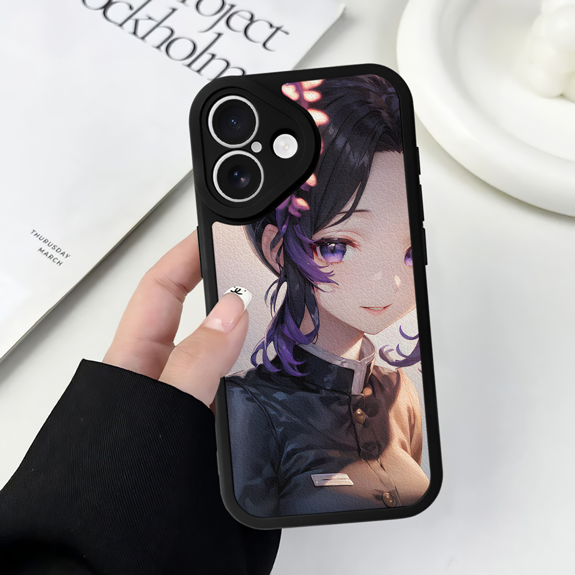 （画像用） 鬼滅の刃（きめつのやいば）蟲柱-胡蝶 しのぶ／こちょう しのぶ Kochou Shinobu 【iPhone 16シリーズ対応】シリコンスマホケース（レザー調） 材質：シリコン